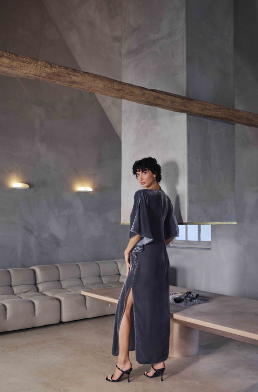 Marjolaine Bruna Lang kleed in velour met zijde
